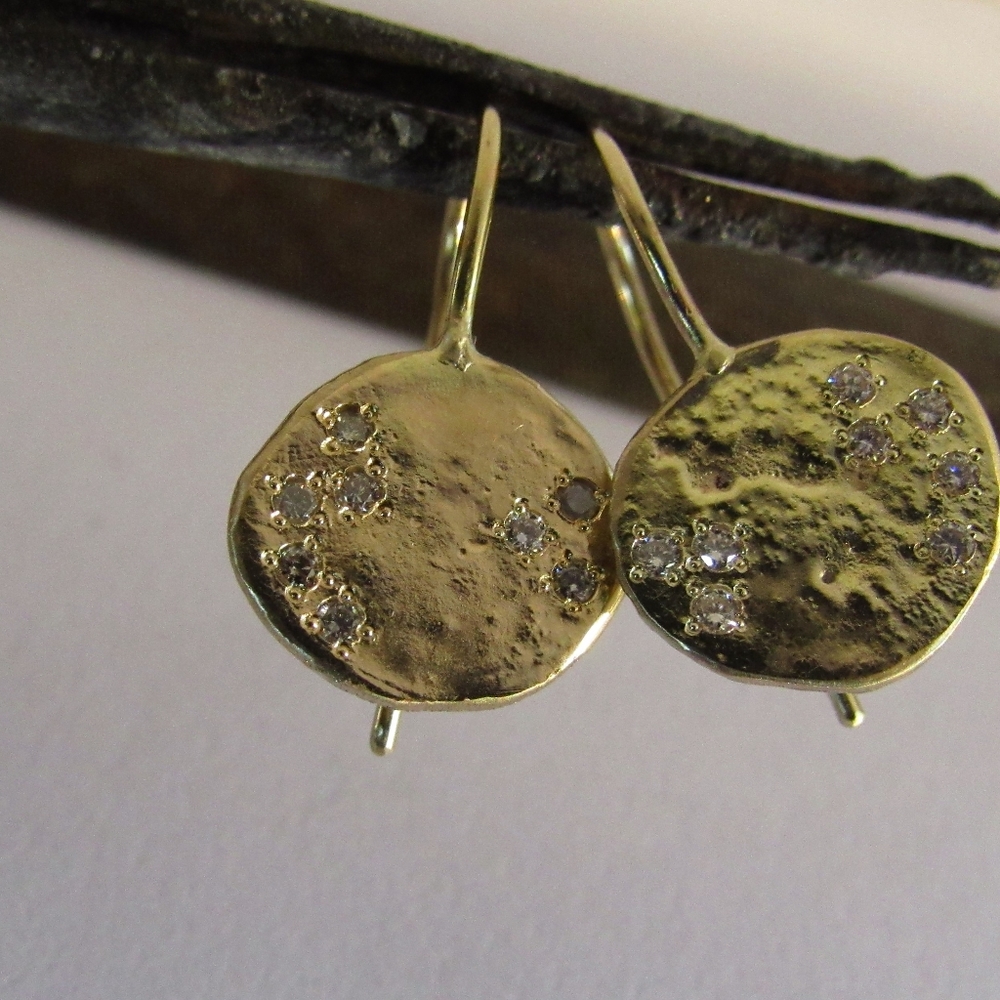 Gold diamonds earrings.